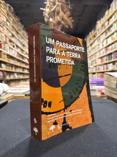 Portada del libro de Um passaporte para a terra prometida