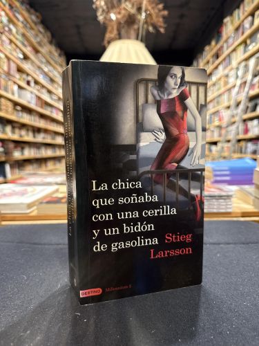 Portada del libro de La chica que soñaba con una cerilla y un bidón de gasolina (Serie Millennium 2)