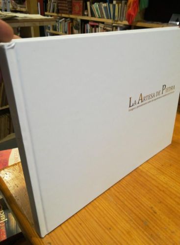 Portada do libro de La Artesa de Piedra. Imagen y pensamiento sobre la arquitectura romanica en Arteixo