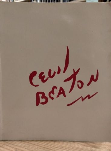 Portada do libro de Cecil Beaton, Barbican 1986