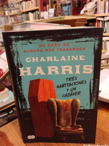 Portada do libro de Charlaine Harris, Tres habitaciones y un cadáver