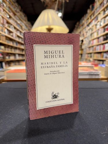Portada del libro de Maribel y la extraña familia
