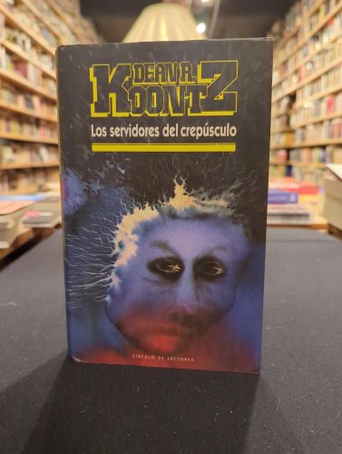 Portada do libro de Los servidores del crepúsculo