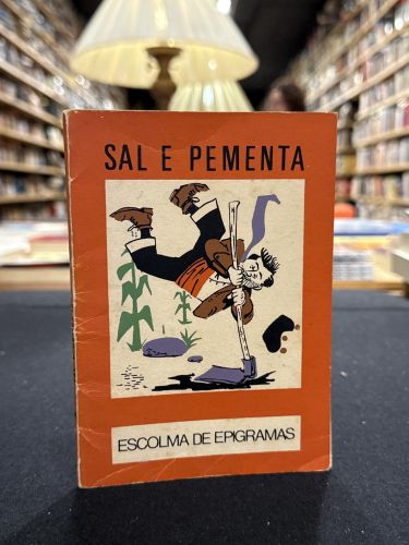 Portada del libro de Sal e pementa. Escolma de epigramas. O moucho 4