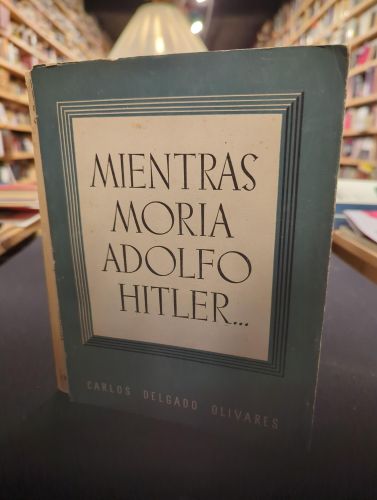 Portada do libro de Mientras moría Adolfo Hitler...