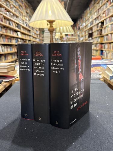 Portada do libro de Trilogía Millenium. Los hombres que no amaban a las mujeres. La chica que soñaba con una cerilla y un...