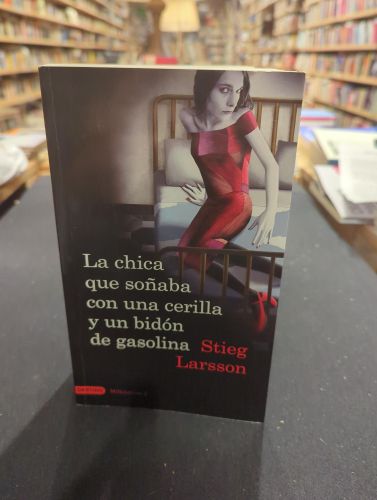 Portada do libro de La chica que soñaba con una cerilla y un bidón de gasolina 