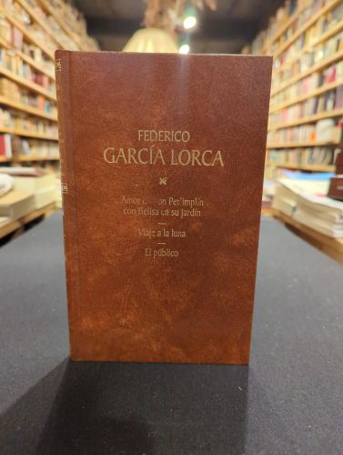 Portada del libro de Amor de don Perlimplín con Belisa en su jardín. Viaje a la luna. El público