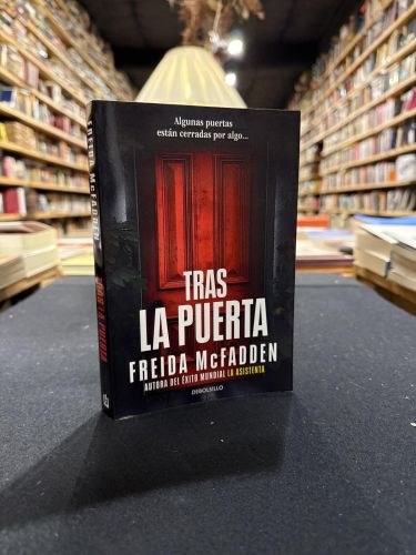 Tras la puerta