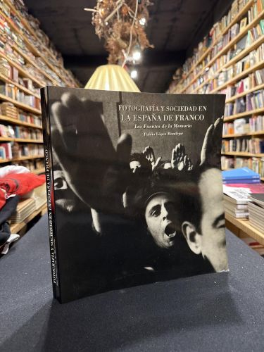 Portada do libro de Fotografía y sociedad en la España de Franco. Las fuentes de la memoria