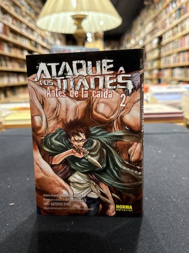 Portada do libro de Ataque a los Titanes Antes de la caída 2
