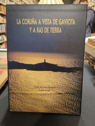 Portada do libro de La Coruña a vista de gaviota y a ras de tierra