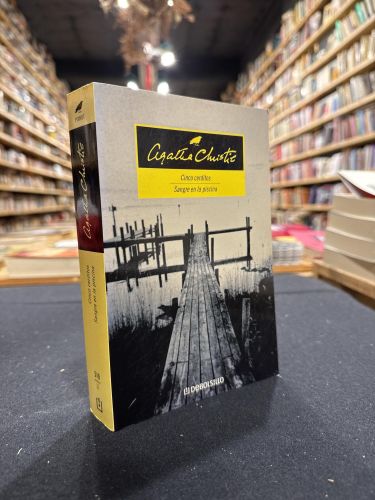 Portada do libro de Cinco cerditos ; Sangre en la piscina