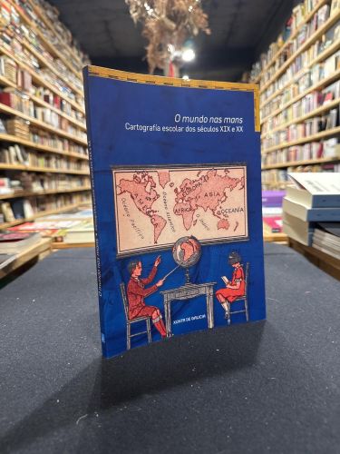 Portada do libro de O mundo nas mans. Cartografía escolar dos séculos XIX e XX