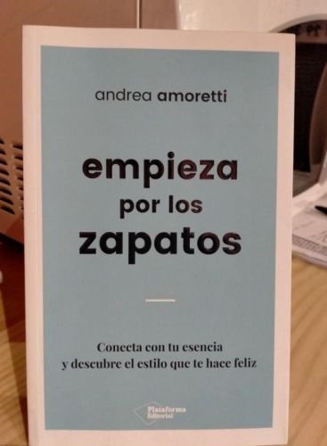 Portada do libro de Andrea Amoretti, empieza por los zapatos