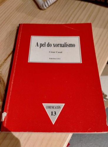 Portada do libro de César Casal, A pel do xornalismo